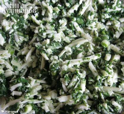 Добавить размороженную зелень шпината, нарезанного зеленого лука, укропа, петрушки.
