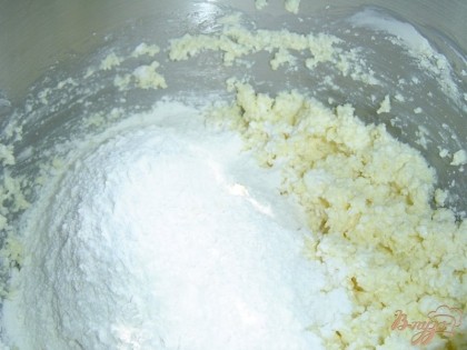 Для теста смешиваем масло, сахар, яйцо, творог, перемешиваем до однородной массы, затем добавляем просеянную муку и замешиваем тесто (немного липнет).