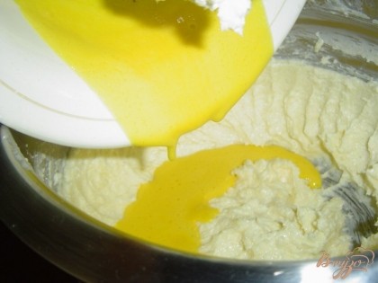Размягченное сливочное масло взбиваем со 150 г сахара и внильным сахаром. Яйца разделяем на желтки и белки. Желтки взбиваем и добавляем к взбитому маслу, и еще раз взбиваем.