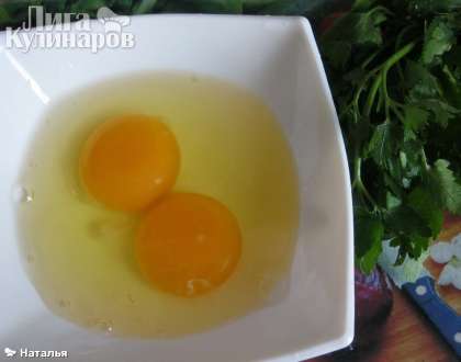 Взять 2 яйца, если в семье больше завтракающих утром, то  увеличить количество яиц.