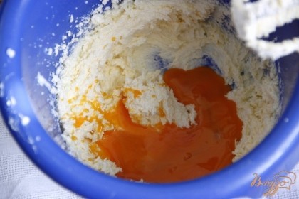 Масло взбить с сахаром и потом добавить желтки.