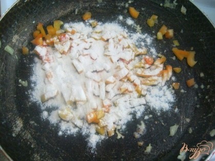 Приготовить соус. Мелко порезать болгарский перец и слегка обжарить его в небольшом количестве растительного масла, добавив муки. Перемешать.