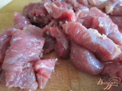 Мясо нарезать на тонкие ломтики.