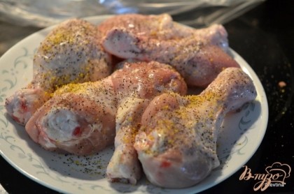 Разогреть духовку на 180 гр. Кусочки курицы посолить и поперчить.