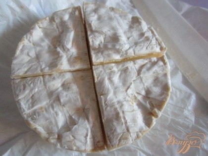 Сыр разрезать на 4 части. Если вы готовите апперитивную закуску, то лучше разрезать на большее кол. кусочков.