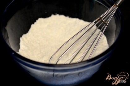 Разогреть духовку до 180 гр. Квадратную форму смазать маслом, застелить бумагой для выпечки.Смешать муку, разрыхлитель и соль в отдельной емкости.