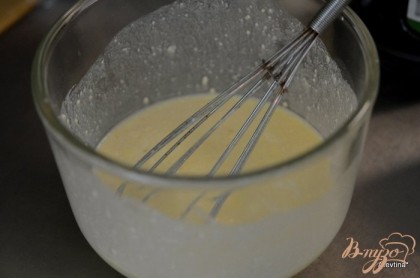 Смешать сухие ингредиенты для бисквита,добавить слив.масло и порубить все вместе в крошку ножом или в фудпроцессоре. Затем добавить молоко и перемешать вручную. Если будет суховато , то добавить 1 яйцо. В оригинале в бисквит яйцо не добавляется. Оставшееся тесто разровнять скалкой слегка и вырезать круги. Выложить на противень и выпекать в горячей духовке до готовности.