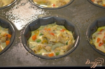 Затем выложить в каждую ячейку куриные кусочки с овощами и залить остатками тесто. Поставить в разогретую духовку на 25-30 мин. Дать остыть 10 мин.