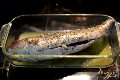 Рыбу выложить в стеклянное или любое не реактивное блюдо,залить приготовленным маринадом и поставить в холодильник на 2 часа.