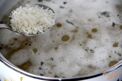 Добавить рис и варить 20 мин., до готовности риса и картофеля.