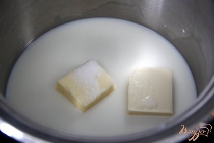 Тесто. Молоко, сливочное масло, сахар, соль подогреть до кипения, помешивая.