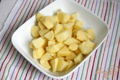 Почистить и нарезать кубиком картофель, добавить в суп, варить до готовности.