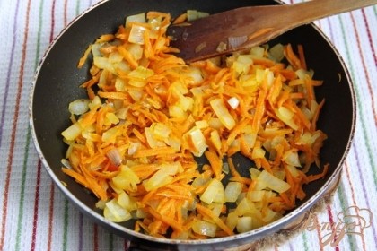 Спассеровать на растительном масле лук и морковь. Добавить в суп, варить 5 мин.