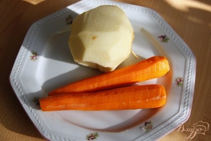 Очистить яблоко и морковь