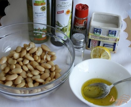 Фасоль отварить заранее или использовать готовую, консервированную.Смешать все ингредиенты для заправки: оливковое масло, лимонный сок, винный уксус,смесь перцев, соль и сахар.