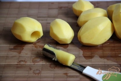 Картофель очистить, сделать дырочку приспособлением для вынимания сердцевины яблок.