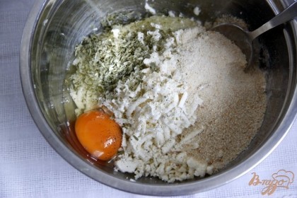 Добавить в полученную обезвоженную массу яйцо, петрушку (лучше - зелень, но у меня была сушеная), тёрту. фету и панировочные сухари, хорошо вымесить.