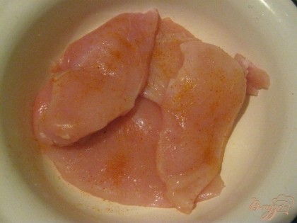 Куриное мясо вымыть, подсушить, подсолить и приправить. Поставить на полчаса в холодильник для так называемого маринования.