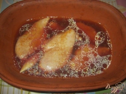 Далее курицу переложить в огнеупорную посуду, полить винным соусом, накрыть крышкой и тушить в только что включенной духовке (при 180 градусах) в течение часа.