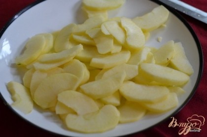 Разогреть духовку до 190 гр. Яблоки очищаем от кожуры и семян, разрезаем на дольки.