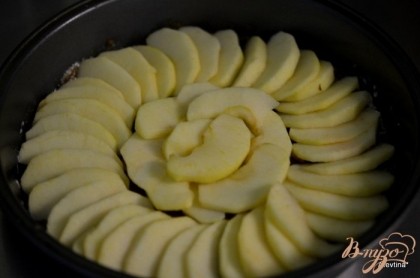 Затем выложим яблоки поверх коричневого сахара.
