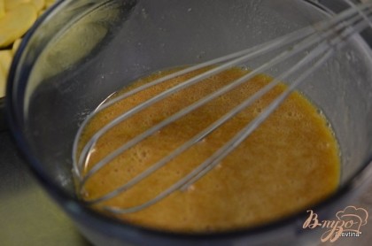 Для теста: смешаем сливочное масло и коричневый сахар, добавить по одному яйцу за раз после каждого перемешивать. Затем ванилин.