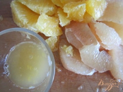 Из апельсина и грейпфрукта вырезать дольки без белых перепонок.Поставить небольшую чашечку, чтобы собрать сок.