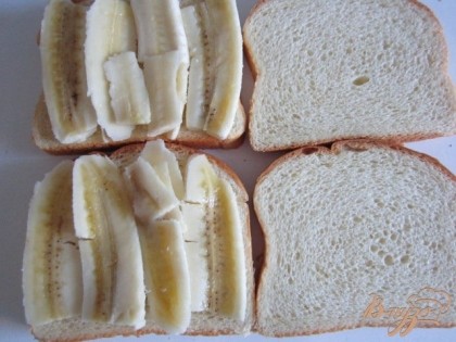 Между слоями булочки разложить кусочки банана.