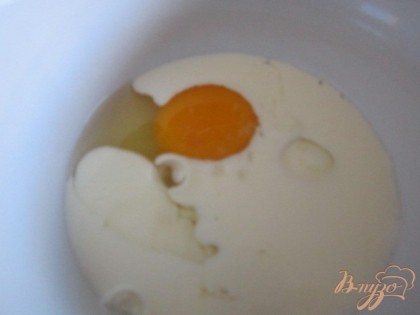 Яйцо взбить (вилочкой) со сливками и щепоткой соли.