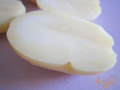 Картофель порезать вдоль на две части.