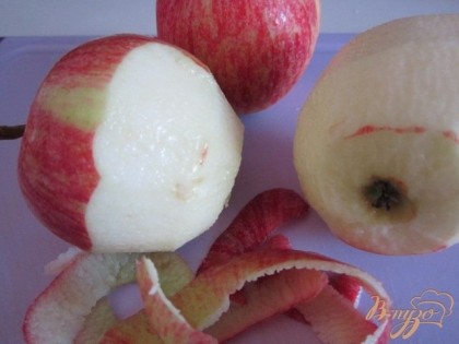 Яблоки очистить от кожуры и натереть на крупной терке.