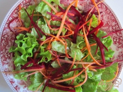 По тарелкам разложить салатные листья, добавить морковь, свеклу и сельдерей.Чуть посолить и полить ореховым маслом.
