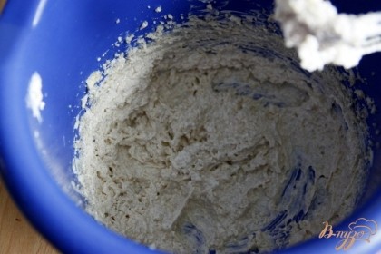 Масло взбить с сахаром и куркумой в однородный крем. Затем добавить муку, перемешать.