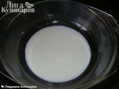 Готовим глазировку: 2 столовых ложки молока доводим до кипения и вводим глазурь шоколадную. Остужаем и глазируем остывшие выпеченные заготовки.