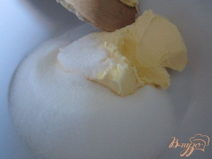 Мягкое сливочное масло или маргарин растереть с сахаром.