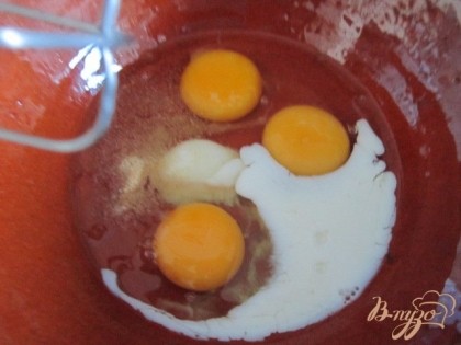 Яйца и молоко взбить до пены, добавить щепотку соли.