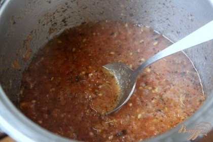 Сварить соус: томатную массу отправить в сотейник, уварить наполовину, добавив воду,затем добавить приправы для соуса. Варить на среднем огне до загустения, выпаривая лишнюю воду.