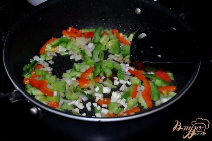 Добавить олив.масло,чтоб оно растеклось по сковороде или помочь ему. Затем порезанные овощи:красный перец,зелен.перец,лук,сельдерей, розмарин,чеснок, добавить соль 1/8ч.л и готовить примерно 3мин.