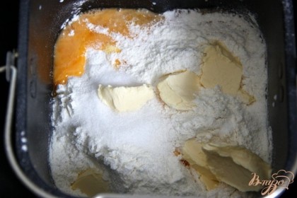 Добавить просеянную муку, яйцо, размягченное сливочное масло (100 г), соль, сахар, включить режим "замес теста".Если Вы делаете неполный замес теста, то яйцо нужно предварительно разболтать и разделить на части: 1 часть - в тесто, 1 - для смазки, тогда желток не понадобится.