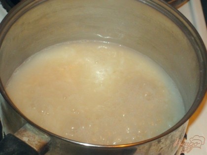Добавить рис в кипящую подсоленную воду или бульон и отварить до готовности.