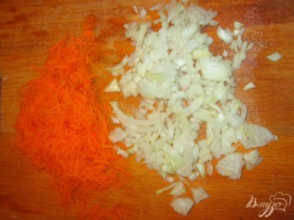 Тем временем нужно порезать лук и нашинковать морковь.