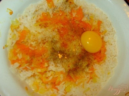Соединить овощи со взбитым яйцом, готовым рисом, солью и специями по вкусу. Хорошо перемешать.