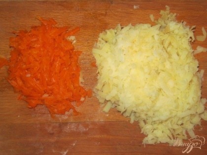 Вареные картофель, морковь и яйца натереть на крупной терке. Сыр и очищенные грецкие орехи натереть на мелкой терке.