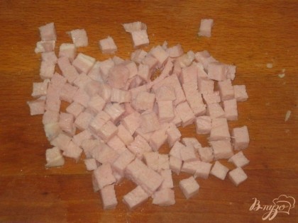 Копченое мясо порезать кубиками.