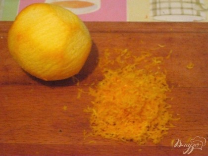 Также заранее снять цедру с апельсина и измельчить ее в блендере (либо на мелкой терке).