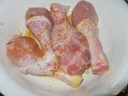 Куриные ножки промыть, немного натереть солью, а при желании специями по вкусу (я использовала приправу для курицы).