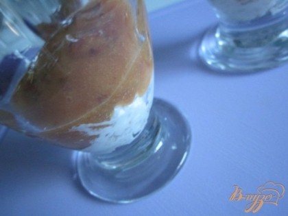 Десерт укладываем слоями.. слой взбитых сливок, слой персикового пюре.