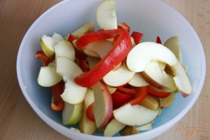 Тонко нарезать яблоко и болгарский перец - полосками. Оливки (если есть) - кружочками.
