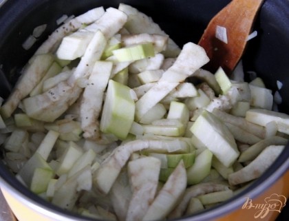 Обжарить лук на растительном масле до румяности, добавить овощи и готовить еще 10-15 минут, помешивая. Приправить солью, перецем.