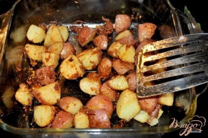 Добавить картофель и все перемешать. Осторожно все выложить на блюдо или противень горячий. Готовить примерно 35-45 минут. Подаем как гарнир к основному блюду.